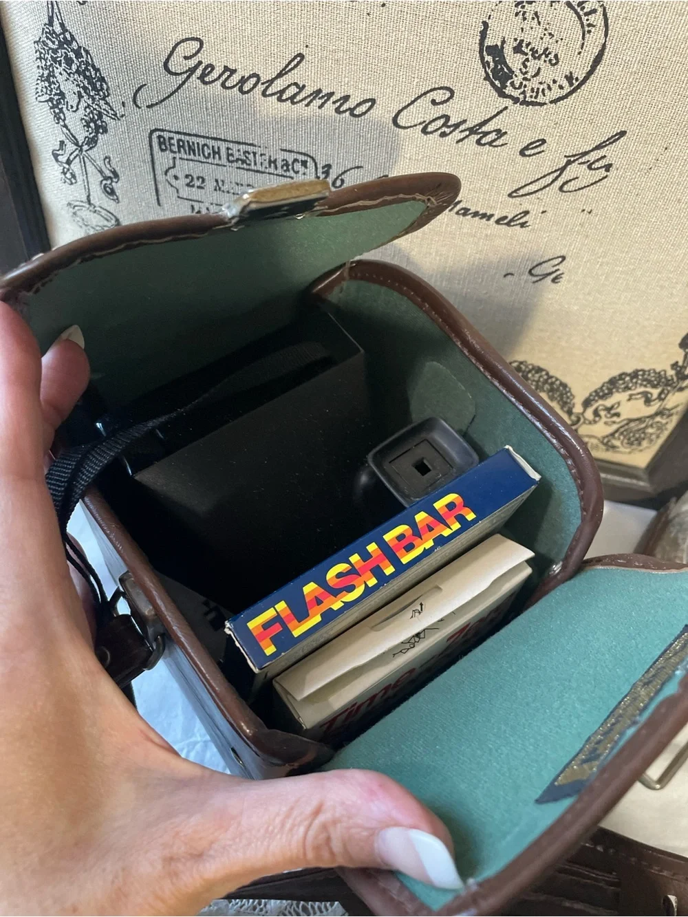 Vintage POLAROID Land camera instant photo white rainbow case film flash bar